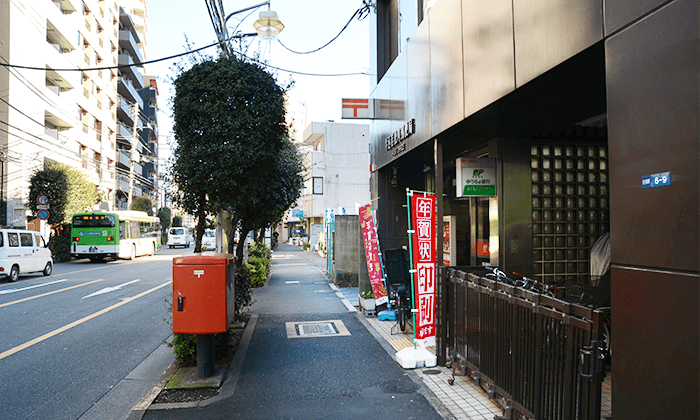 若松河田町郵便局を通り過ぎます。