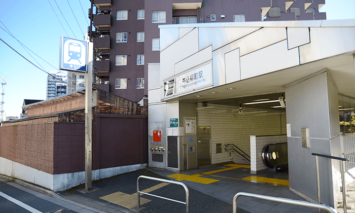 牛込柳町駅の西口を出て右に進みます。